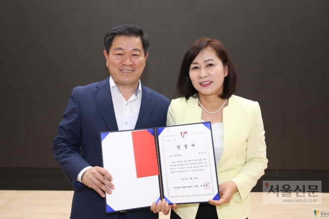 지난 3월 이달의 신규봉사왕으로 뽑힌 김미숙(오른쪽)씨가 박승원 시장과 기념사진을 찍고 있다. 광명시 제공
