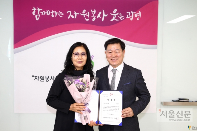 지난 1월 ‘이달의 신규봉사왕’에 선정된 원선희(왼쪽)씨가 박승원 시장과 기념사진을 찍고 있다. 광명시 제공