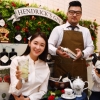 [서울포토] ‘장미꽃 술 마셔보세요’