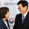 [서울포토] 악수하는 김현미 국토부 장관과 이재명 경기도지사