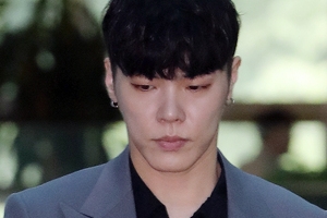 휘성, 에이미 폭로 논란 후 첫 공식석상 ‘경직된 표정’[종합]