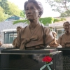 ‘위안부’ 피해자 할머니들 흉상에 달린 카네이션