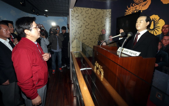 황 대표, 김영삼대통령기록전시관 방문