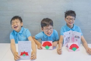 [EN스타] 카네이션 준비한 삼둥이 “키워주셔서 감사합니다”