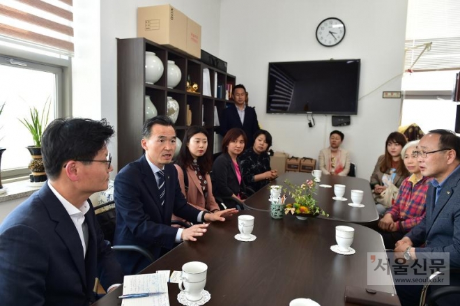 7일 이항진(왼쪽 2번째) 시장과 김정섭(왼쪽 1번째) 공주시장 등 방문단이 도자기축제장을 돌아보고 축제 관계자들과 의견들을 나누고 있다.                            2019.05.07 여주시 제공 