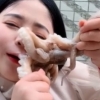 살아있는 문어 먹으려던 여성의 결말