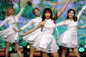 [포토] ‘첫 정규앨범’ 오마이걸, 순백의 일곱 소녀