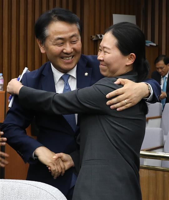 김관영 안아주는 권은희 의원 ‘그동안 수고했습니다’