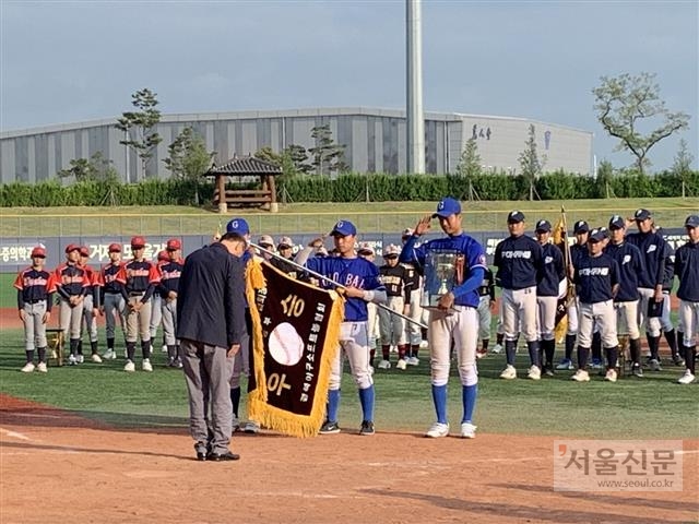 지난달 시상식에서 우승 깃발을 건네받고 있는 선진학교 야구부.