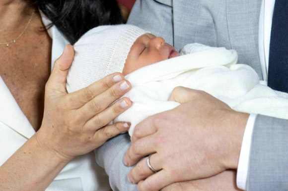 영국 해리 왕자와 메건 마클 왕자비 부부가 8일 런던 윈저성에서 지난 6일 출산한 아들을 취재진에 공개하고 있다.  런던 AP 연합뉴스