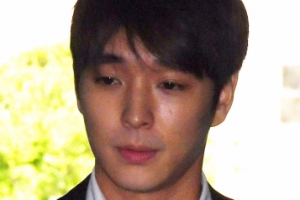 포승줄에 묶인 최종훈, 얼굴에는 옅은 미소 [종합]