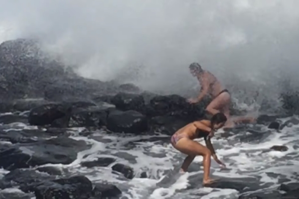 셀카 찍다가 파도에 휩쓸리는 여성들