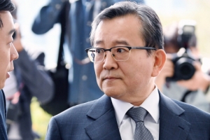 [서울포토] ‘질문에 부릅뜬 눈’ 김학의, 검찰 출석