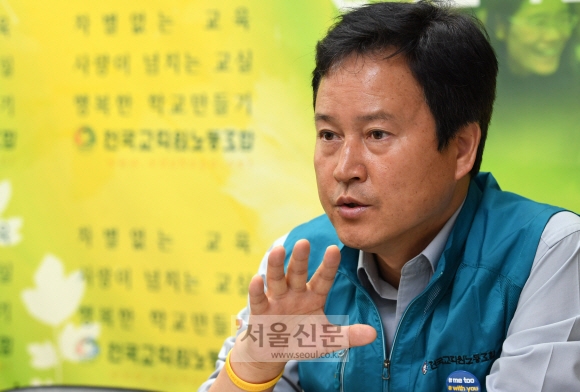 전교조 30년을 함께한 권정오 위원장. “‘교육현장은 모르면서 구호만 높이는 전교조’라는 소리를 듣지 않겠다”고 각오를 밝혔다.  도준석 기자 pado@seoul.co.kr