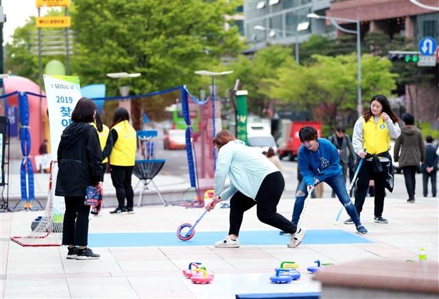 시민들이 막대로 골대에 링을 집어 넣는 하키형 뉴스포츠인 ‘홀링’을 하는 모습. 서울시체육회 제공