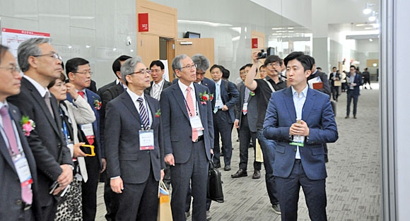 ‘2019 APGC & KIGAS 봄 학술대회’에 참석한 주요 관계자들이 업체 전시 부스를 둘러보고 있다