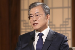 문 대통령 “북 발사체, 단거리 미사일 추정”…북한에 경고도