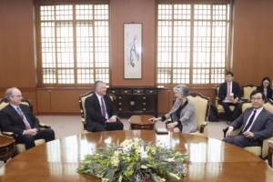 [서울포토] 강경화 장관, 비건 미 국무부 대표 면담