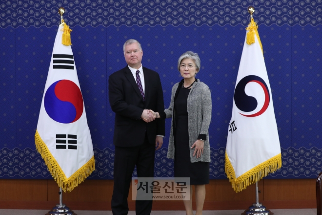 비건 미 국무부 대표 만난 강경화 장관   