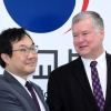 [서울포토] 악수하는 이도훈 본부장-비건 미 국무부 대표