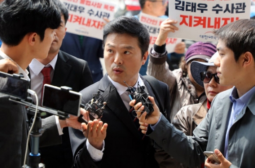 [포토] 남대문서 출석하는 김태우 전 검찰 수사관