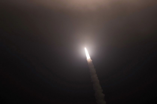 미국 공군이 9일(현지시간) 새벽 캘리포니아 반덴버그 공군기지에서 발사한 대륙간탄도미사일 ‘미니트맨3’가 칠흑같은 어둠을 뚫고 상공으로 솟구치고 있다.  스페이스닷컴 영상 캡처