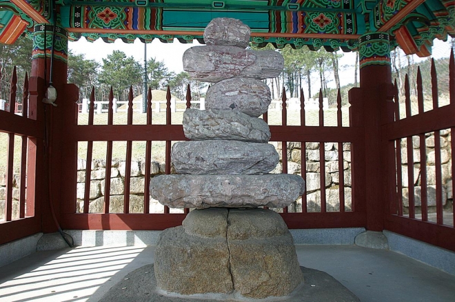 수로왕비릉 근처에 위치한 파사석탑.