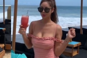 [EN스타] 김준희, 과감한 원피스에 드러난 S라인 몸매