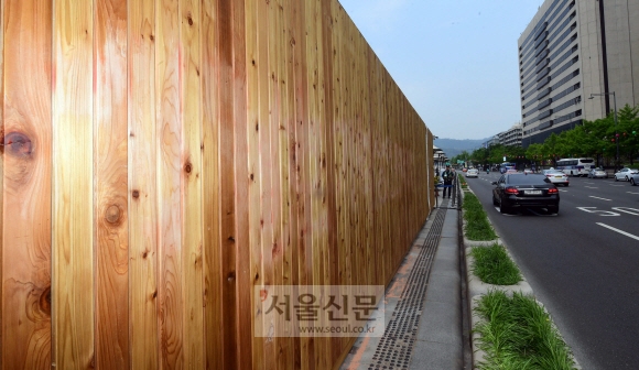 12일 서울 광화문에 설치된 세월호 추모시설물 벽에 한 시민이 해놓은 낙서가 지워져 있다. 2019.5.12. 정연호 기자 tpgod@seoul.co.kr