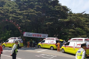 부처님오신날 ‘날벼락’…70대 몰던 승용차에 12명 중경상