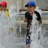 30도… “엄마, 분수가 시원해요”