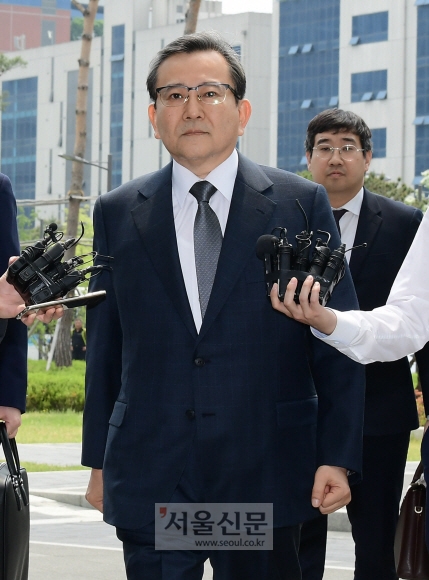 뇌물수수와 성범죄 의혹을 받는 김학의 전 법무부 차관이 검찰 조사를 받기 위해 12일 서울동부지검으로 들어서고 있다. 지난 9일에 이은 두 번째 소환 조사다.  이종원 선임기자 jongwon@seoul.co.kr