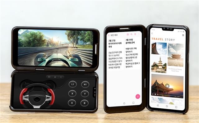 5G(5세대 이동통신) 스마트폰인 LG V50 씽큐가 지난 10일 출시됐다. 스마트폰 화면을 덮는 플립 형태 듀얼스크린을 활용해 화면과 패드를 나눠 게임을 즐길 수 있고(왼쪽), 두 개의 앱을 동시에 구동시킬 수도 있다. LG전자 제공