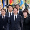 與 원내대표단 현충원 참배…방명록엔 “국민 모두 잘 사는 대한민국”