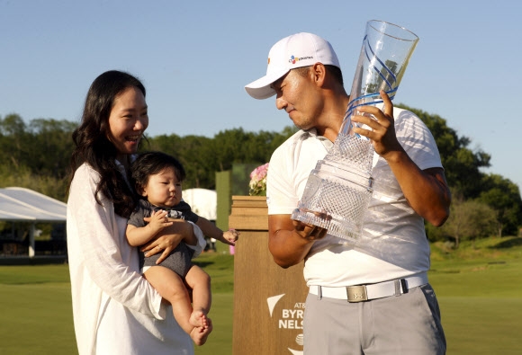 강성훈이 13일 미국 텍사스주 달라스에서 끝난 미국프로골프(PGA) 투어 AT&T 바이런 넬슨에서 투어 데뷔 9년 만에 첫 우승을 일궈낸 뒤 우승 트로피를 들고 아내 양소영, 아들 유진군을 흐뭇하게 바라보고 있다. [달라스 AP  연합뉴스]