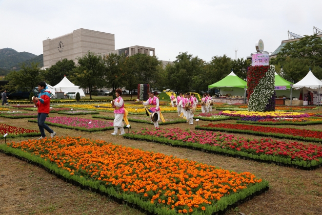 정부과청청사 앞 잔디광장에서 열린 제19회 과천화훼전시회의 한장면. 과천시 제공 