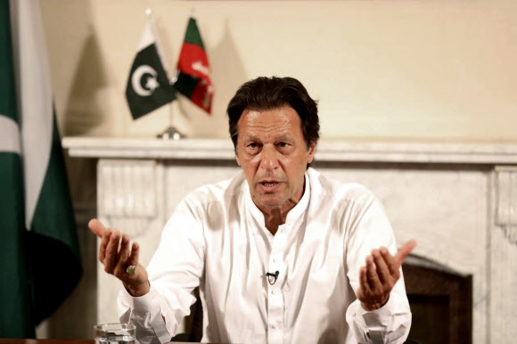지난해 7월 연설을 통해 총선 승리를 선언하고 있는 임란 칸 파키스탄 총리. 2019.05.13 이슬라마바드 AP 연합뉴스