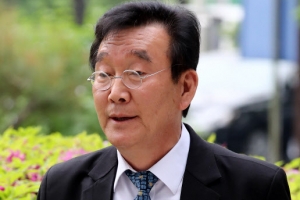 [포토] ‘제자 성추행 혐의’ 소설가 하일지, 법원으로