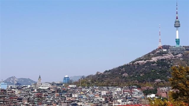 2015년 서울시 도시재생활성화지역으로 지정된 서울 용산구 해방촌(용산2가동 일대) 전경.  용산구 제공