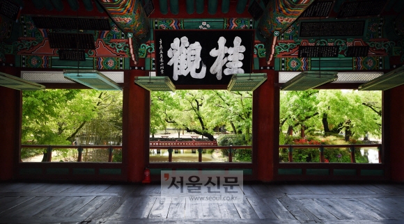 광한루 안에 걸린 ‘계관’ 현액. 계수나무가 있는 달나라 궁전임을 암시한다. 박지환 기자 popocar@seoul.co.kr