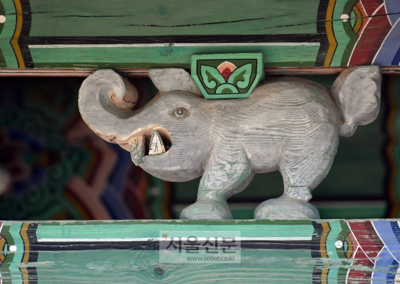 코끼리 조각 장식. 이 같은 동물 모양의 장식들이 방문객들에게 보는 재미를 선사한다. 박지환 기자 popocar@seoul.co.kr