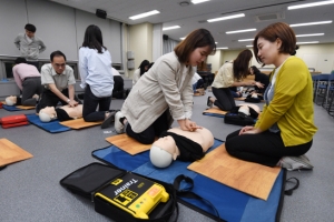 심폐소생술 배우는 공무원들