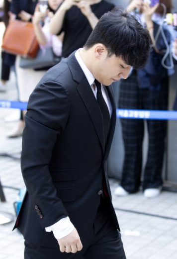 외국인 투자자 일행에게 성매매를 알선하고 클럽 버닝썬 자금을 횡령한 혐의를 받는 빅뱅 전 멤버 승리(본명 이승현)가 구속 전 피의자 심문(영장실질심사)을 받기 위해 14일 오전 서초구 서울중앙지법으로 들어서고 있다. 2019.5.14 <br>연합뉴스