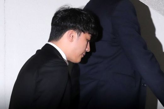 빅뱅 전 멤버 승리(본명 이승현)가 구속 전 피의자 심문(영장실질심사)을 받기 위해 14일 오전 서초구 서울중앙지법으로 들어서고 있다. 2019.5.14 <br>연합뉴스