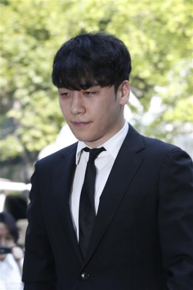 성접대를 알선하고 클럽 ‘버닝썬’의 수익금을 횡령한 혐의를 받는 가수 승리(본명 이승현)가 14일 오전 서울 서초구 서울중앙지방법원에서 열린 구속 전 피의자심문(영장심사)에 출석하고 있다. 2019.5.14<br>뉴스1