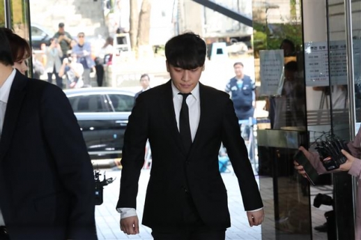 성접대를 알선하고 클럽 ‘버닝썬’의 수익금을 횡령한 혐의를 받는 가수 승리(본명 이승현)가 14일 오전 서울 서초구 서울중앙지방법원에서 열린 구속 전 피의자심문(영장심사)에 출석하고 있다. 2019.5.14<br>뉴스1