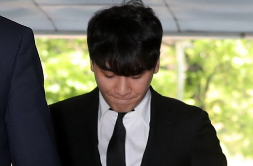 빅뱅 전 멤버 승리(본명 이승현)가 구속 전 피의자 심문(영장실질심사)을 받기 위해 14일 오전 서초구 서울중앙지법으로 들어서고 있다. 2019.5.14 <br>연합뉴스