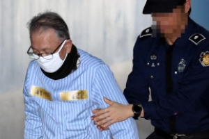 [포토] 부축받으며 법정 향하는 김기춘