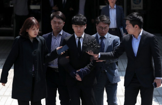 빅뱅 전 멤버 승리(본명 이승현)가 구속 전 피의자 심문(영장실질심사)을 마친 뒤 14일 오후 서초구 서울중앙지법으로 나와 호송차로 향하고 있다. 2019.5.14 <br>연합뉴스