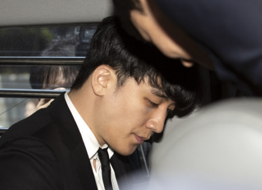 외국인 투자자 일행에게 성매매를 알선하고 클럽 버닝썬 자금을 횡령한 혐의를 받는 빅뱅 전 멤버 승리(본명 이승현)와 유인석(오른쪽) 전 유리홀딩스 대표가 14일 오후 서초구 서울중앙지법에서 열린 구속 전 피의자 심문(영장실질심사)을 마친 후 호송차에 탑승해 있다. 2019.5.14 <br>연합뉴스